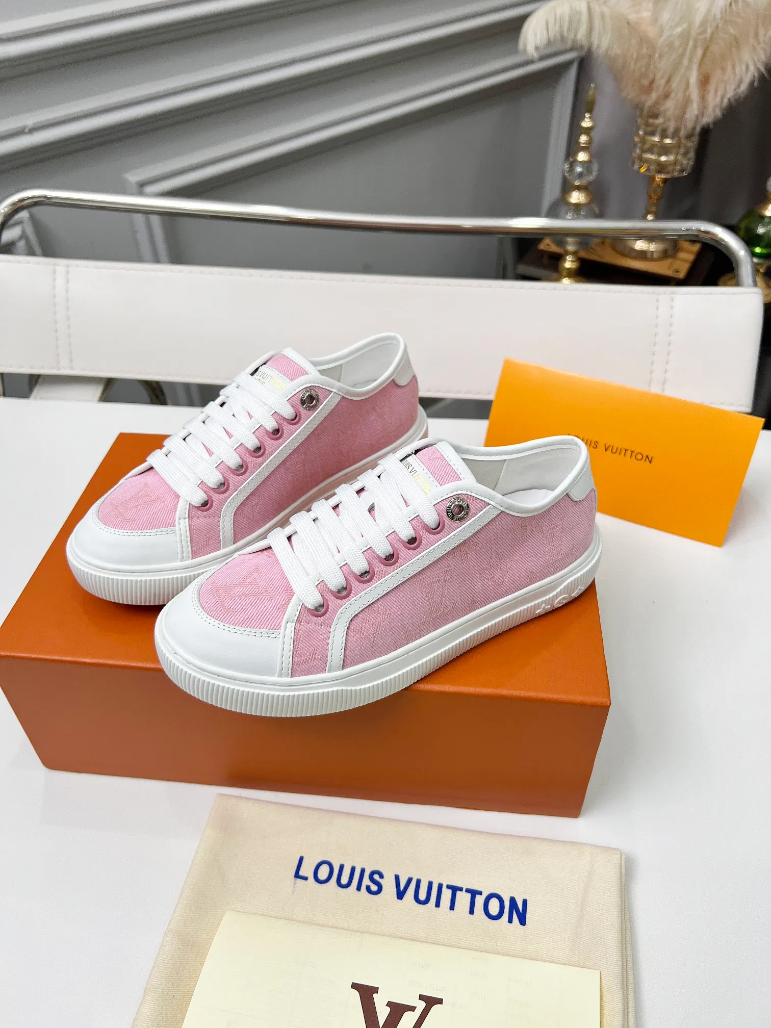👟👟Ex-factory price 440👟👟 New arrival🆕 The hottest early spring model is coming. LV Lagoon sneakers are made of Monogram denim, injecting a retro flavor into the classic design. Leather trimmings pop out with the Louis Vuitton logo, while stenciled eyelets, trim and laces add to the refined details, and a rubber outsole embellished with Monogram flowers completes the look. Code number: 35~41, multiple colors available! Oil edges + TPU outsole + drawer box packaging